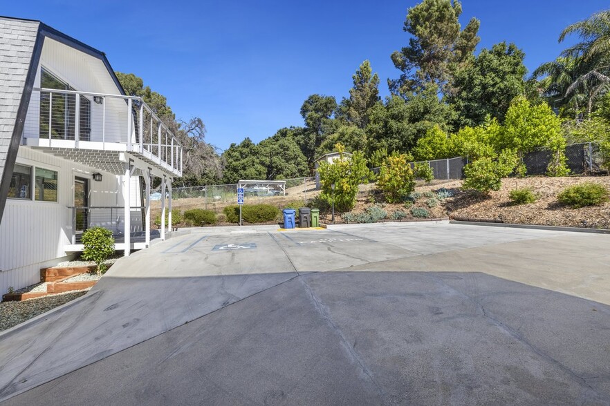 28220 Agoura Rd, Agoura Hills, CA for rent - Building Photo - Image 2 of 20