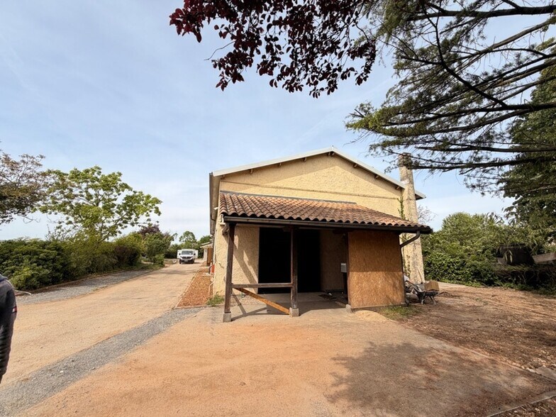 Retail in Vaulx-en-Velin to rent - Building Photo - Image 2 of 13