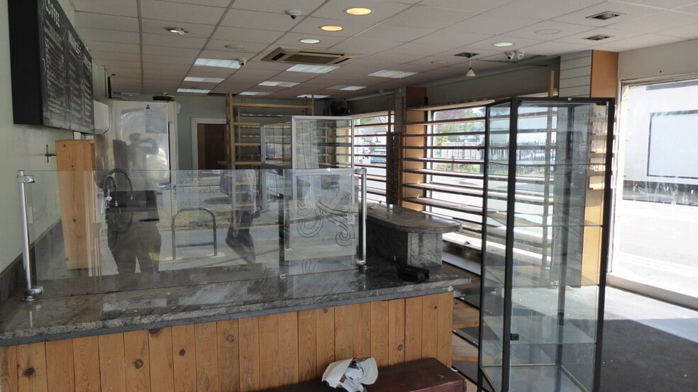 261 High Rd, Loughton to rent - Interior Photo - Image 2 of 5