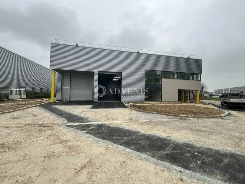 Light Industrial in Le Mesnil-Amelot to rent Building Photo- Image 1 of 2