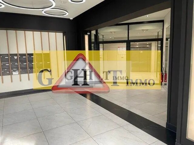 Office in Ivry-sur-Seine to rent Lobby- Image 1 of 10