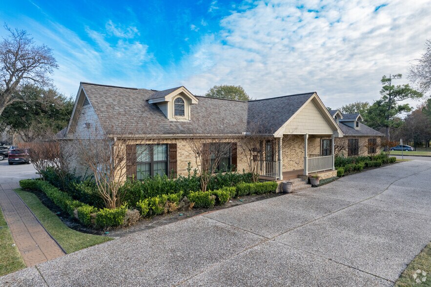 2000 Ella Blvd, Houston 77008