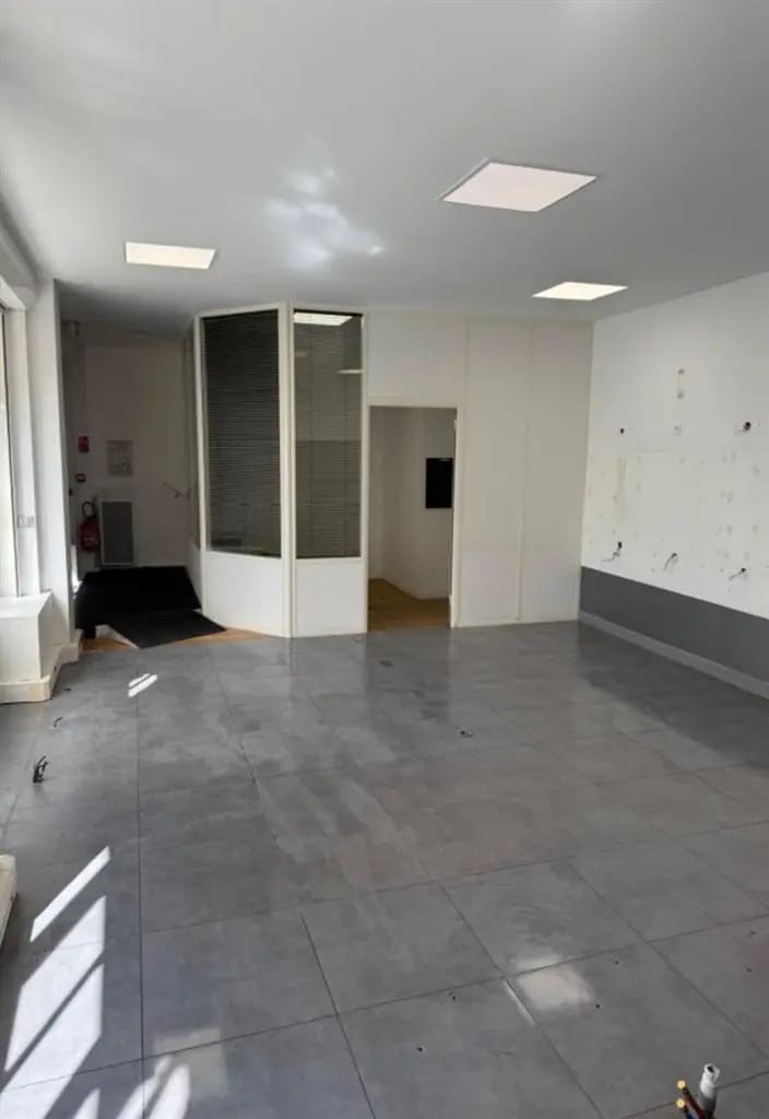 Retail in Paris to rent Interior Photo- Image 1 of 7