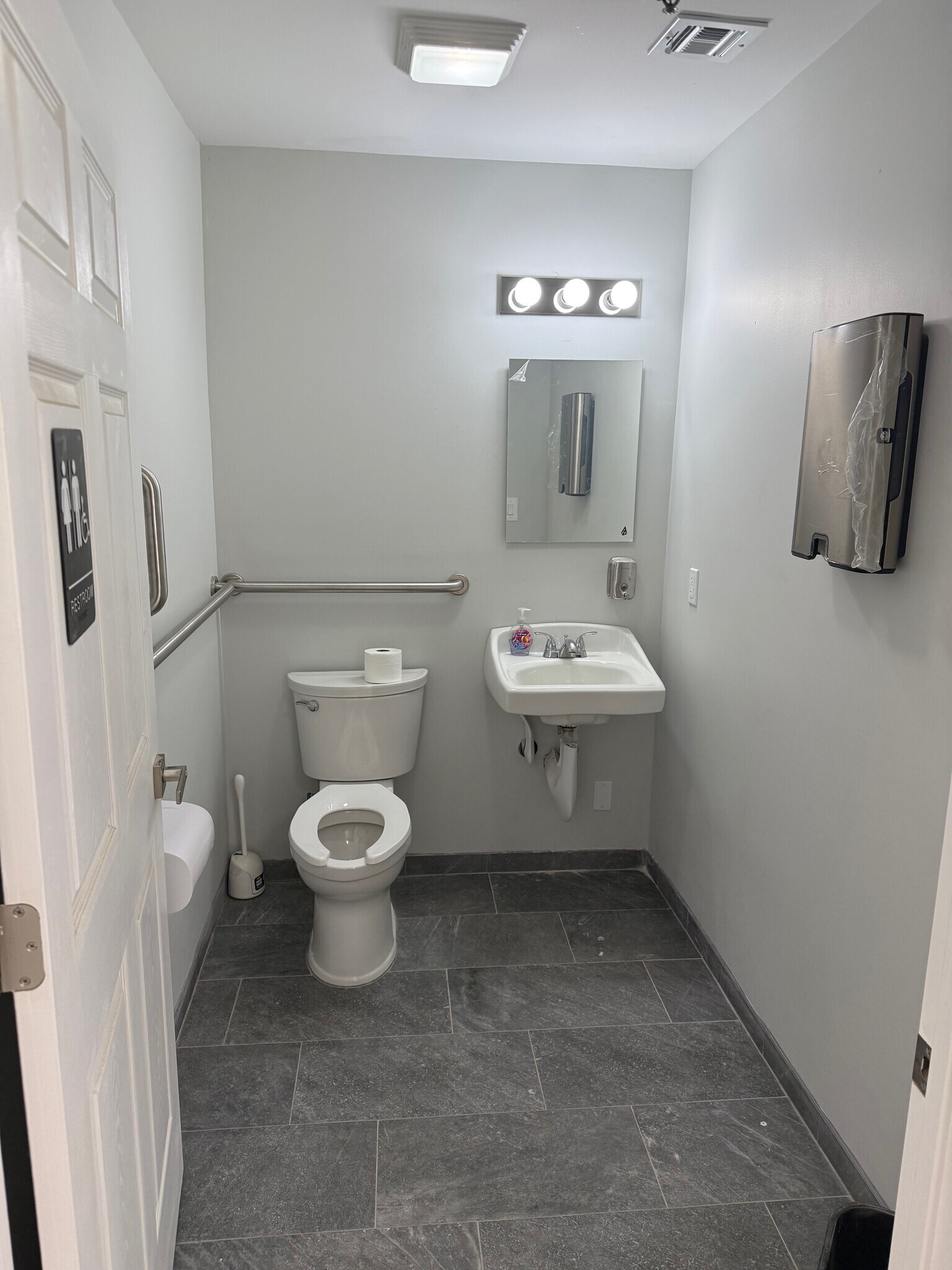 419-437 Hawkins Ave, Ronkonkoma, NY to rent Interior Photo- Image 1 of 6