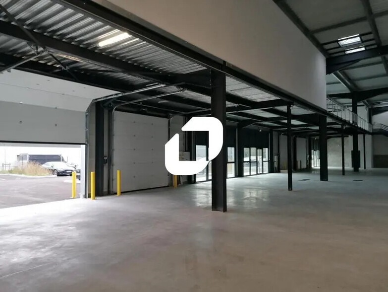 Light Industrial in Saint-Laurent-de-Mure to rent - Interior Photo - Image 2 of 9