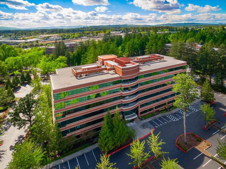 2 Centerpointe Dr, Lake Oswego, OR for rent - Building Photo - Image 2 of 10