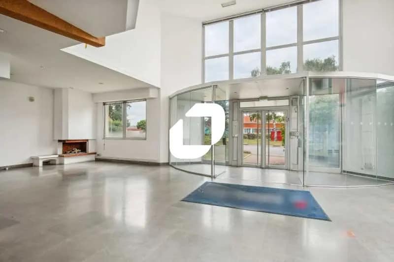 Office in La Courneuve to rent Lobby- Image 1 of 13