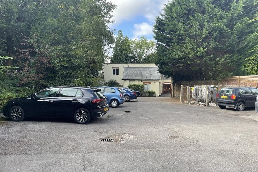 Pebble Close, Tadworth to rent - Building Photo - Image 2 of 33