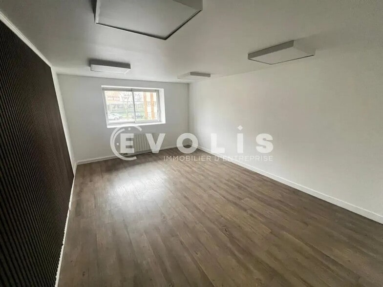 Light Industrial in Lisses to rent - Interior Photo - Image 3 of 9