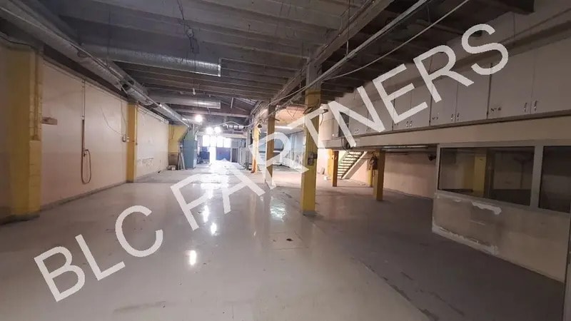 Light Industrial in Paris to rent - Interior Photo - Image 1 of 7