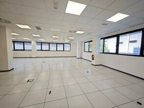 Retail in Madrid, Madrid to rent Interior Photo- Image 2 of 6