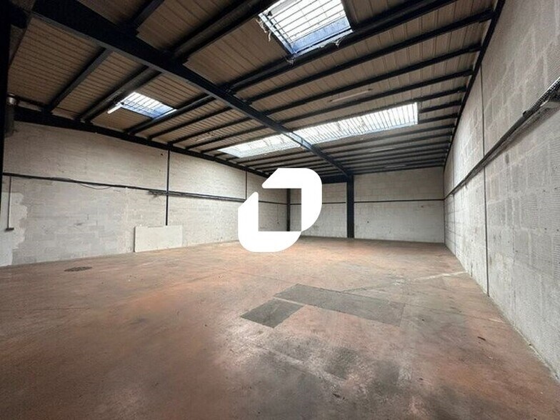 Light Industrial in Villepinte to rent - Interior Photo - Image 2 of 13