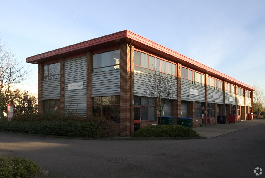 Howard Way, Newport Pagnell to rent - Building Photo - Image 2 of 4