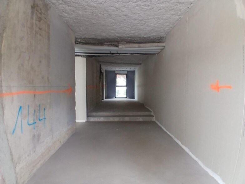 Retail in Fontenay Sous Bois to rent - Interior Photo - Image 2 of 9