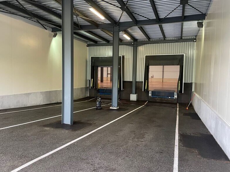Retail in Lozanne for sale - Interior Photo - Image 2 of 4
