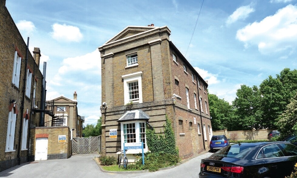 15 Thorne Clos, London to rent - Building Photo - Image 1 of 6