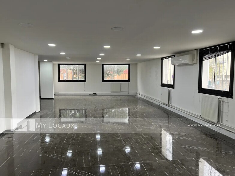 Industrial in Nanterre to rent - Interior Photo - Image 3 of 10