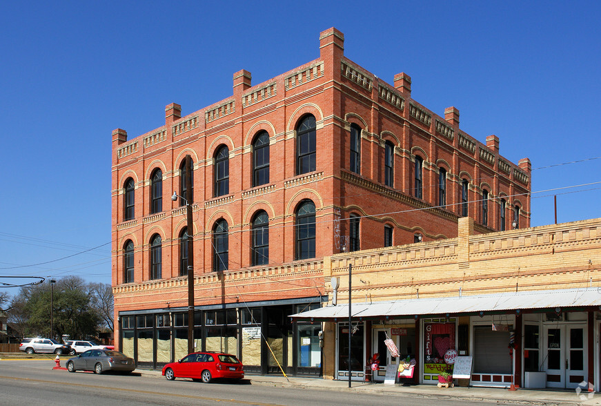 119 W San Antonio St, Lockhart, TX for rent - Primary Photo - Image 1 of 49