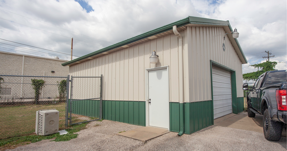 419 Lake Air Dr, Waco, TX for sale - Building Photo - Image 3 of 3