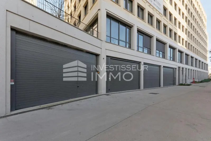 Light Industrial in Paris to rent - Building Photo - Image 2 of 5