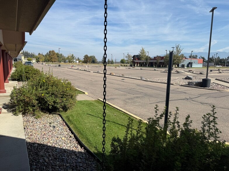 village loop rd 18-50 Village rd Rd, Kalispell, MT to rent - Building Photo - Image 2 of 8