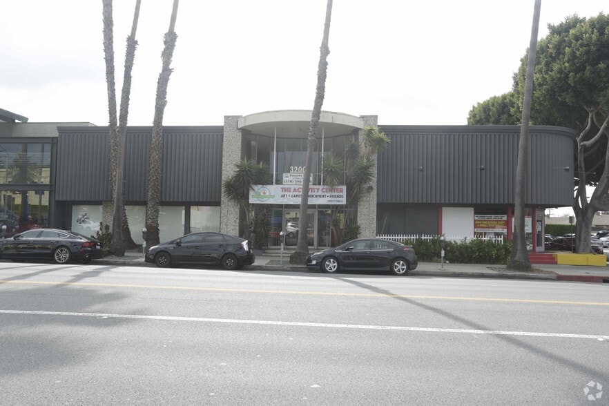 3200 Santa Monica Blvd, Santa Monica, CA for rent - Building Photo - Image 3 of 6