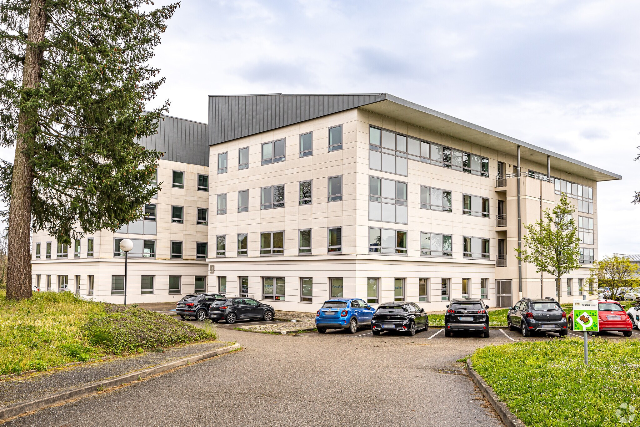 Office in Limonest to rent Primary Photo- Image 1 of 3