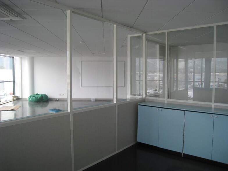 Office in Aubagne to rent - Interior Photo - Image 2 of 5