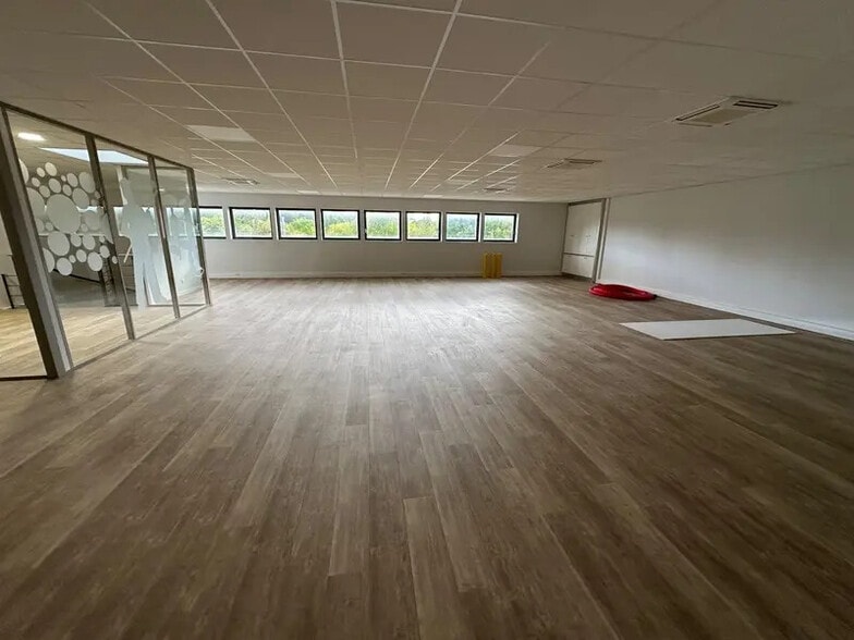 Office in Rillieux-la-Pape to rent - Building Photo - Image 2 of 10