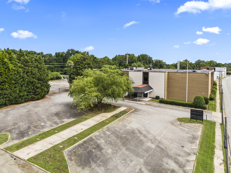 1690 W English Rd, High Point, NC for sale - Building Photo - Image 1 of 10