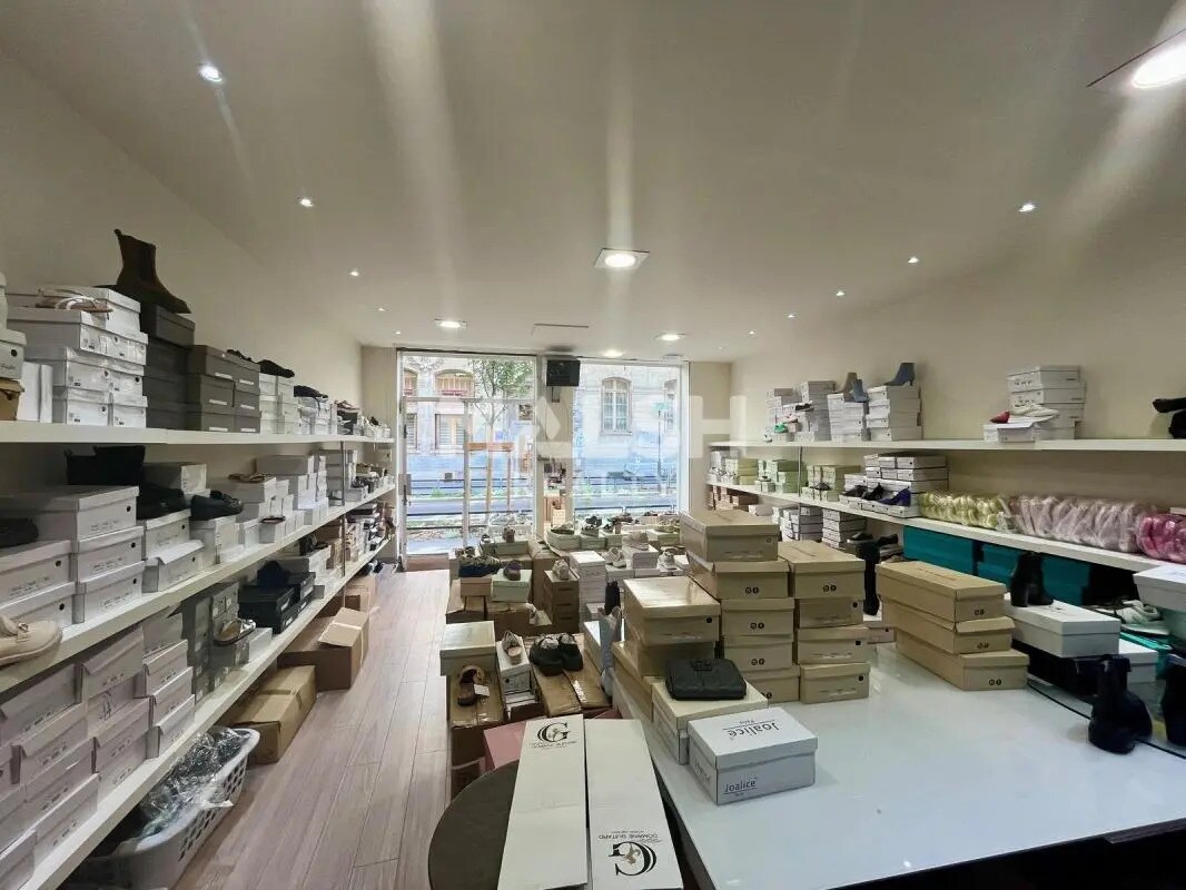 Retail in Lyon to rent Interior Photo- Image 1 of 5