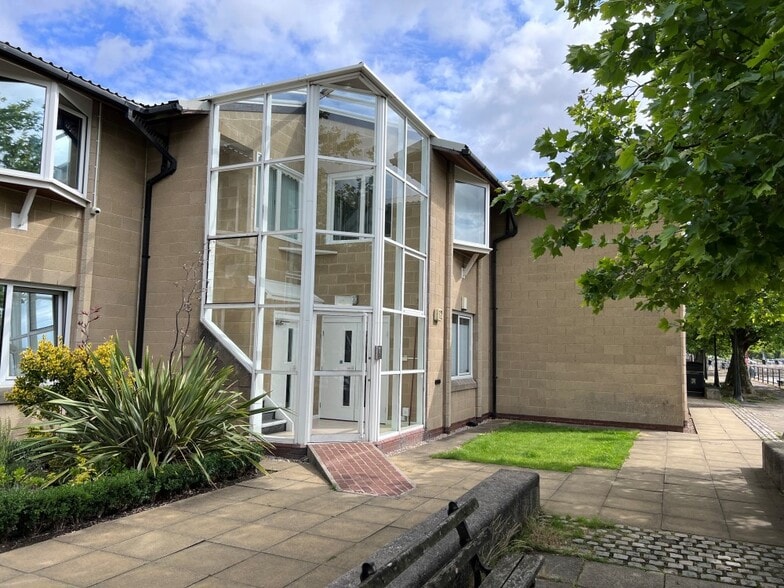 14 Navigation Way, Hesketh Bank to rent - Building Photo - Image 1 of 2