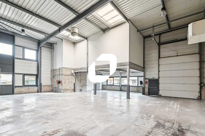 Light Industrial in Gennevilliers to rent - Interior Photo - Image 2 of 4