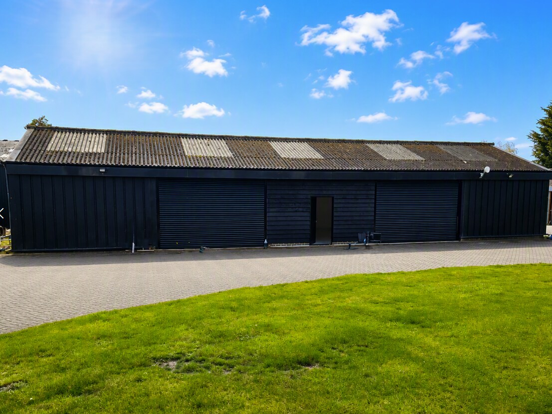 Woodhall Ln, Shenley to rent Primary Photo- Image 1 of 2