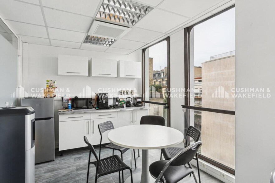 Office in Neuilly-sur-Seine to rent - Interior Photo - Image 2 of 13