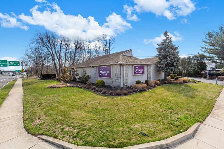 986-990 Sunrise Hwy, Babylon, NY for sale - Building Photo - Image 1 of 1
