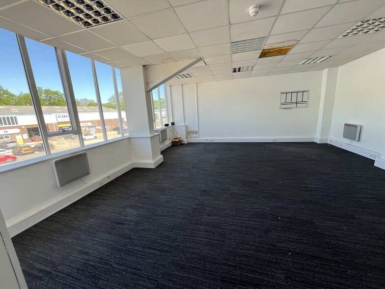Kestrel Way, Woking to rent - Building Photo - Image 2 of 3