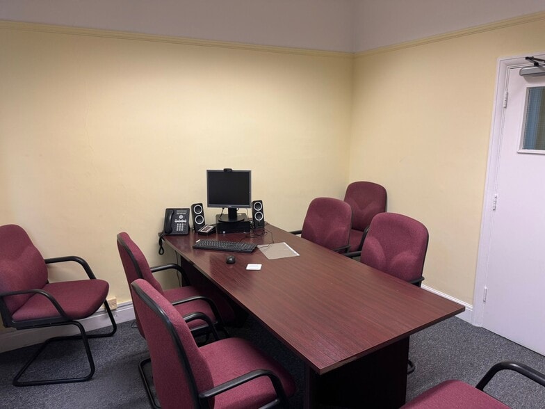 106 Charter Av, Ilford to rent - Interior Photo - Image 3 of 6