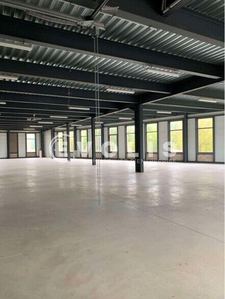 Light Industrial in Tremblay En France for sale - Interior Photo - Image 1 of 10