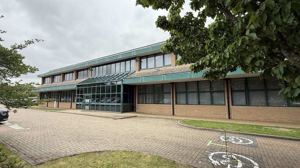 Rutherford Clos, Stevenage to rent - Building Photo - Image 1 of 18