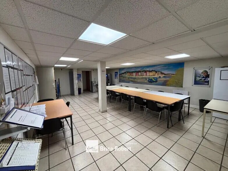 8-12 Chemin De Genas, Saint-Priest to rent - Interior Photo - Image 2 of 7