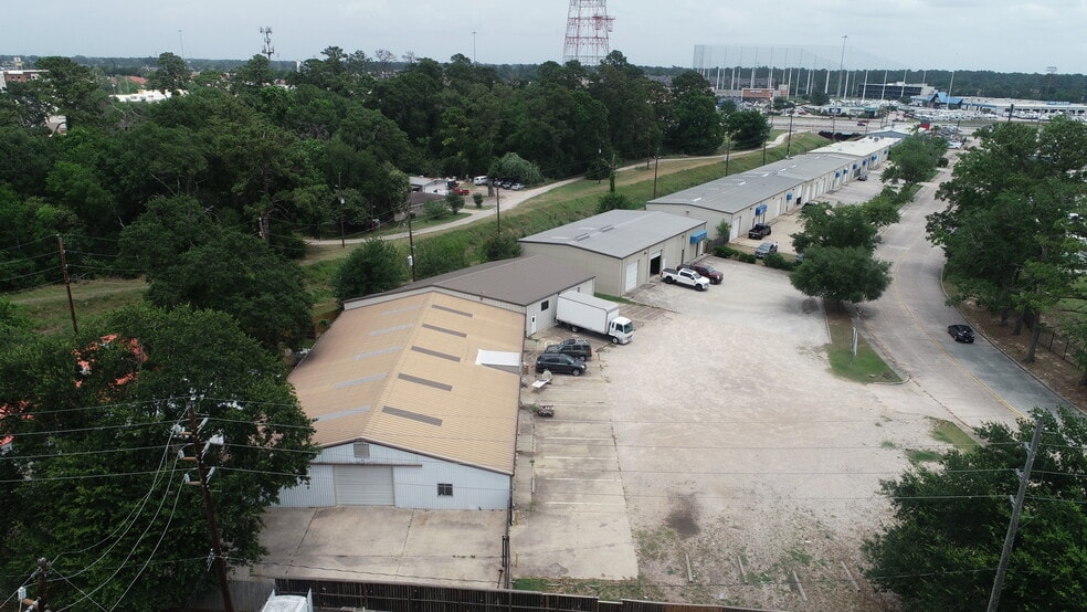 132 Magic Oaks Ct, Spring, TX to rent - Building Photo - Image 2 of 19