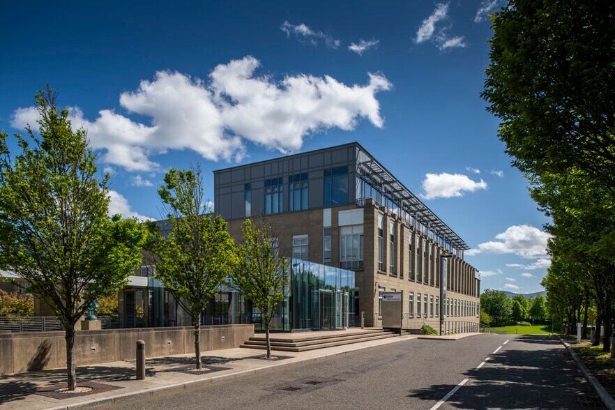 13 Lochside Cres, Edinburgh, EH12 9SE UK