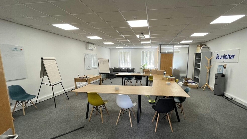 Castle Mound Way, Rugby to rent - Building Photo - Image 3 of 9
