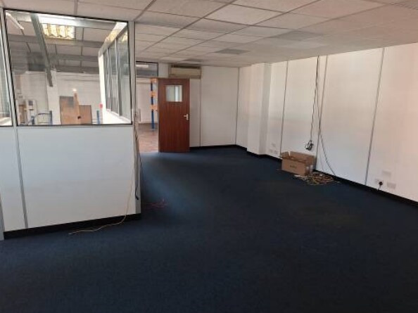 Rutherford Way, Crawley to rent Interior Photo- Image 1 of 5