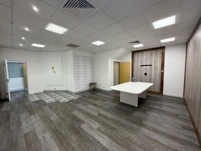 Manor Way, Borehamwood to rent Interior Photo- Image 1 of 5