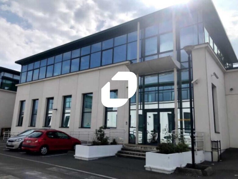 Office in Villeneuve-la-Garenne to rent - Building Photo - Image 1 of 7