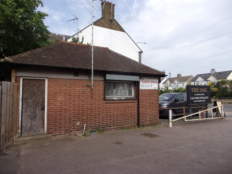 35A Lodge Ln, Grays to rent - Interior Photo - Image 2 of 7
