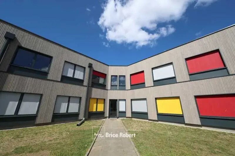 Office in Vénissieux to rent Building Photo- Image 1 of 11