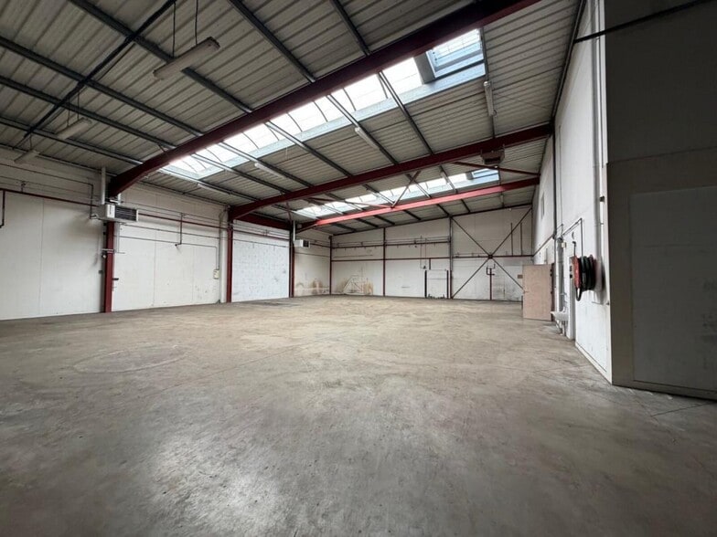 Light Industrial in Saint-Laurent-d'Agny to rent - Interior Photo - Image 2 of 9